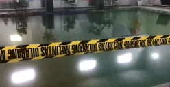 Garis polisi dipasang setelah 2 siswi tewas tenggelam di kolam renang milik SDIT Ibnul Jazari, Kabupaten Bekasi. (Sumber: POSKOTA | Foto: Nurpini Aulia Rapika)