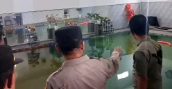 Kapolsek Babelan, Kompol Wito, bersama petugas melakukan olah TKP peristiwa tenggelamnya 2 siswi di kolam renang milik SDIT Ibnul Jazari, Kabupaten Bekasi, Rabu, 13 Agustus 2025. (Sumber: POSKOTA | Foto: Nurpini Aulia Rapika)