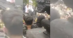 Bupati Pati Sudewo menemui massa demonstran, Rabu, 13 Agustus 2025. (Sumber: X/@Ary_PrasKe2)