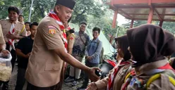 Wali Kota Bekasi, Tri Adhianto bercengkrama dengan para peserta pramuka yang mengikuti kegiatan kamping di Plaza Pemkot Bekasi, Kamis, 14 Agustus 2025. (Sumber: Humas Pemkot Bekasi)