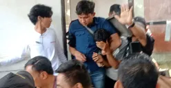 Copet diamankan petugas keamanan saat beraksi di acara kirab bendera merah putih, di Cibinong, Kabupaten Bogor, Kamis 14 Agustus 2025. (Sumber: Poskota/Giffar Rivana)
