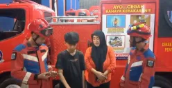 Petugas damkar evakuasi jari bocah laki-laki yang masuk ke lubang gir sepeda di kawasan Cilincing, Jakarta Utara. (Sumber: Damkar)