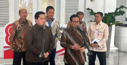 Ketua Umum PSSI, Erick Thohir dan Gubernur Jakarta, Pramono Anung, usai menggelar pertemuan di Balai Kota DKI Jakarta, Kamis, 14 Agustus 2025. (Sumber: POSKOTA | Foto: M Tegar Jihad)
