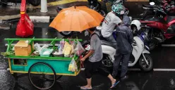 BMKG Prediksi Jakarta diguyur hujan ringan pada siang-sore hari ini. (Sumber: Poskota/Bilal Nugraha Ginanjar)