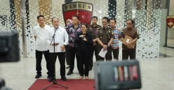 Kepala Pusat Penerangan Hukum (Kapuspenkum) Kejagung, Anang Supriatna (kemeja putih) di Gedung Bundar Kejaksaan Agung, Jakarta Selatan. (Sumber: Kejagung)