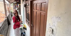 Nur Azizah, salah satu anak yang putus sekolah di rumah kontrakannya di Kelurahan Duri Kosambi, Cengkareng, Jakarta Barat, Kamis, 14 Agustus 2025. (Sumber: POSKOTA | Foto: Pandi Ramedhan)