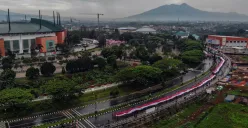 Kirab bendera merah putih sepanjang 600 meter dibawa dari Stadion Pakansari menuju Lapangan Tegar Beriman, Cibinong, Kabupaten Bogor, Kamis, 14 Agustus 2025. (Sumber: Poskota/Giffar Rivana)