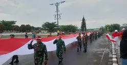 Kirab Bendera Merah Putih sepanjang 600 meter digelar Pemkab Bogor, dari Stadion Pakansari ke Lapangan Tegar Beriman, Cibinong, Kamis 14 Agustus 2025. (Sumber: Poskota/Giffar Rivana)