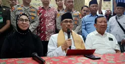 Ketua MUI Kota Bekasi, Syaifuddin Siroj (tengah) saat menyampaikan hasil klarifikasi dugaan ajaran menyimpang Putri Yeni alias Umi Cinta pada Kamis, 14 Agustus 2025. (Sumber: POSKOTA | Foto: Nurpini Aulia Rapika)