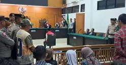Terdakwa Mulyana saat mendengar putusan mati di PN Serang. (Sumber: POSKOTA | Foto: Rahmat Haryono)