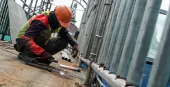 Ilustrasi perbaikan fasilitas umum JPO. (Sumber: Poskota/Bilal Nugraha Ginanjar)