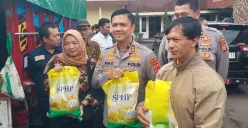 Kapolres Cimahi, AKBP Niko Nurallah Adi Putra (tengah) menunjukan beras murah dalam program Gerakan Pangan Murah di Mapolres Cimahi, Cigugur Tengah, Kec. Cimahi Tengah, Rabu, 14 Agustus 2025. (Sumber: Poskota/Gatot Poedji Utomo)