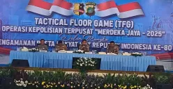Polri menggelar Tactical Floor Game (TFG) untuk memastikan pengamanan perayaan Hari Ulang Tahun ke-80 Republik di Gedung Balai Pertemuan Metro Jaya, Kamis, 14 Agustus 2025. (Sumber: Poskota/Ali Mansur)