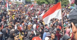 Aksi demonstrasi besar-besaran di Pati, Jawa Tengah, pada Rabu, 13 Agustus 2025. (Sumber: X/@gerakanrakyatid)
