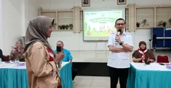 Pelajar SMA 13 Bekasi tanya jawab dengan Menteri P2MI, Abdul Kadir Karding, di Sentra Terpadu Pangudi Luhur, Kota Bekasi, Kamis, 14 Agustus 2025. (Sumber: POSKOTA | Foto: Nurpini Aulia Rapika)