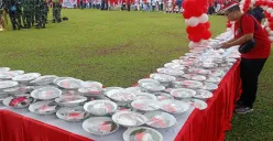 Pemkab Bogor menyajikan 2.000 talas kukus saat kirab bendera merah putih di Lapangan Tegar Beriman, Cibinong, Kamis, 14 Agustus 2025. (Sumber: Poskota/Giffar Rivana)