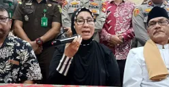 Putri Yeni alias Umi Cinta, ketua pengajian di Perumahan Dukuh Zamrud, yang diduga menyimpang menyampaikan keterangan kepada media seusai memenuhi panggilan MUI Kota Bekasi, Kamis, 14 Agustus 2025. (Sumber: POSKOTA | Foto: Nurpini Aulia Rapika)