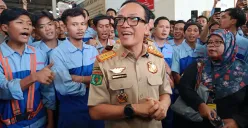 Wamenaker, Immanuel Ebenezer sidak PT Global Dimensi Metalindo terkait adanya pekerja dengan status magang selama bertahun-tahun, Kamis, 14 Agustus 2025. (Sumber: Poskota/Nurpini Aulia Rapika)