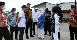 Bupati Serang, Ratu Zakiyah (tengah), saat meninjau PT GRS usai mendengar kabar warga meninggal akibat limbah. (Sumber: Dok Kominfo Pemkab Serang)