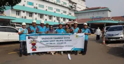 Foto bersama tim PLN dan perwakilan RS Murni Teguh dengan spanduk bertuliskan semangat kolaborasi, menandai suksesnya penyambungan daya untuk mendukung layanan kesehatan yang lebih baik. (Sumber: Dok. PLN UID Jakarta Raya)