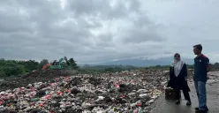Bupati Pandeglang, Dewi Setiani saat meninjau lokasi TPA Bangkonol di Desa Bangkonol, Kecamatan Koroncong. (Sumber: Setda Pandeglang)