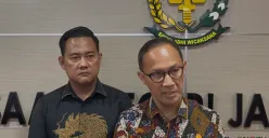 Kepala Kejaksaan Negeri Jakarta Barat, Hendri Antoro saat doorstop terkait sidang gugatan pembatalan WNI dengan WNA Arab Saudi, Jumat, 15 Agustus 2025. (Sumber: Poskota/Pandi Ramedhan)