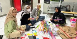 Anggota Karang Taruna Kelurahan Duri Kosambi, Cengkareng, Jakarta Barat, antusias mempersiapkan pernak-pernik dalam rangka memeriahkan Hari Kemerdekaan RI. (Sumber: POSKOTA | Foto: Pandi Ramedhan)