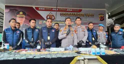 Kapolres Cimahi AKBP Niko Nurullah Adi Putra (tengah), didampingi anggota Satres Narkoba memberikan keterangan pengungkapan kasus peredaran obat keras. (Sumber: POSKOTA | Foto: Gatot Poedji Utomo)
