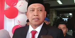Wali Kota Bekasi, Tri Adhianto seusai mengikuti Paripurna HUT ke-80 RI di DPRD Kota Bekasi, Jumat, 15 Agustus 2025. (Sumber: Poskota/Nurpini Aulia Rapika)