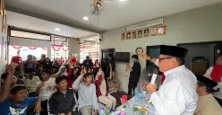 Anggota Komisi C DPRD Jakarta, Lukmanul Hakim saat vokasi anak-anak yang putus sekolah agar bisa kembali sekolah di RW 06 Kelurahan Duri Kosambi, Cengkareng, Jakbar, Kamis, 14 Agustus 2025. (Sumber: Poskota/Pandi Ramedhan)