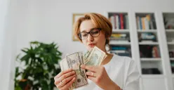 Ilustrasi - Investasi dengan gaji UMR. (Sumber: Pexels/Kaboompics.com)