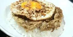 Sepiring Nasi si Pimen dengan telur dadar crispy dan telur ceplok setengah matang, tanpa garam dan MSG, tetap menggugah selera. (Sumber: Pinterest)