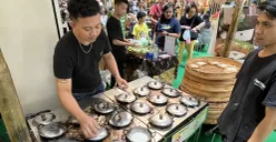 Stand makanan Festival Kampoeng Legenda melayani konsumen di Mal Ciputra Jakarta, Sabtu, 16 Agustus 2025. (Sumber: POSKOTA | Foto: Pandi Ramedhan)