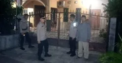Petugas piket dan Reskrim Polsek Cimanggis melakukan olah TKP kasus penjambretan yang dialami seorang IRT di Tugu, Cimanggis, Kota Depok. (Sumber: Dok Polsek Cimanggis)