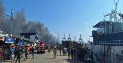 Kebakaran kapal nelayan di Pelabuhan Muara Baru, Penjaringan, Jakarta Utara, Sabtu, 16 Agustus 2025. (Sumber: Damkar)