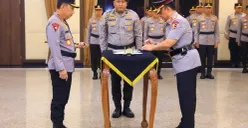 Kapolri Jenderal Polisi Listyo Sigit Prabowo melantik Komjen Dedi Prasetyo sebagai Wakapolri, di Ruang Rapat Utama Mabes Polri, Jakarta Selatan, Sabtu, 16 Agustus 2025. (Sumber: Dok Humas Polri)