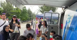 Petugas memberikan layanan kesehatan gratis kepada masyarakat dalam kegiatan sosialisasi pemutihan pajak kendaraan bermotor di Car Free Day Holtekamp, Kota Jayapura, Sabtu, 16 Agustus 2025. (Sumber: Ditlantas Polda Papua)