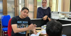 Kapolres Metro Jakarta Timur, Kombes Pol Alfian Nurrizal saat menginterogasi NAW, pelaku pencabulan terhadap anak tirinya. (Sumber: Dok Polres Metro Jaktim)