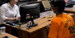 AY alias Madnun, tersangka dugaan pencabulan saat menjalani pemeriksaan di ruang Subdit Renakta Ditreskrimum Polda Banten. (Sumber: Dok Humas Polda Banten)