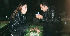 Potret Rachquel Nesia dilamar sang kekasih, Kevin Royano di makam almarhum ayahnya. (Sumber: Instagram/@rachquelnes)