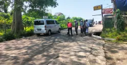 Polisi tidur meresehkan warga di Jalan Gas Alam, Sukatani, Cimanggis, Kota Depok, dibongkar karena dinilai membahayakan pengendara (Sumber: Polsek Cimanggis)