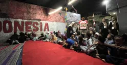 Suasana acara tasyakuran yang diselenggarakan oleh warga RT 05 RW 002 Gang Gurame, Kayu Tinggi, Cakung, Jakarta Timur, Sabtu, 14 Agustus 2025. (Sumber: POSKOTA | Foto: M Tegar Jihad)