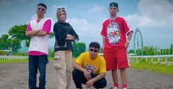 Potret grup Silet Open Up yang menyanyikan lagu Tabola Bale. (Sumber: YouTube/Silet Open Up)