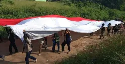 Puluhan Mapala saat membentangkan bendera Merah Pitih di kawasan TPA Bangkonol, Kecamatan Koroncong, Kabupaten Pandeglang, Minggu, 17 Agustus 2025. (Sumber: Dok. Mapala Banten)