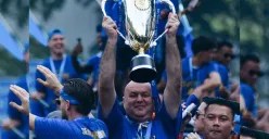 Bojan Hodak angkat piala pada perayaan juara tim Persib Bandung. (Sumber: Instagram/@persib)