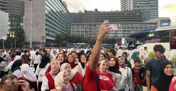 Kawasan Bunderan HI, Jakarta Pusat, ramai dipadati masyarakat yang ingin menikmati hiburan rakyat pada hari Kemerdekaan RI ke-80, Minggu, 17 Agustus 2025. (Sumber: POSKOTA | Foto: Pandi Ramedhan)