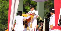 Wali Kota Cimahi Ngatiyana, memimpin upacara peringatan Hari Kemerdekaan ke-80 RI. (Sumber: Diskominfo Kota Cimahi)