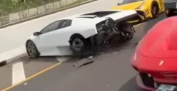 Tangkap layar mobil sport Lamborghini berwarna putih yang mengalami kecelakaan di Tol Kunciran arah Serpong, Tangerang Selatan, pada Minggu, 17 Agustus 2025. (Sumber: Instagram @warungjurnalis)