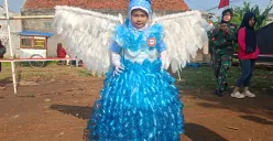Zakiyya, warga Pondok Rajeg, Cibinong Kabupaten Bogor, mengenakan kostum berbahan plastik dalam perayaan HUT ke-80 RI, Minggu, 17 Agustus 2025. (Sumber: Poskota/Giffar Rivana)