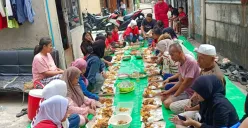 Kegiatan makan bersama warga RT 01 RW 07 Kelurahan Duri Kepa, Kebon Jeruk, Jakarta Barat, dalam peringatan HUT ke-80 RI, Minggu, 17 Agustus 2025. (Sumber: Poskota/Pandi Ramedhan)